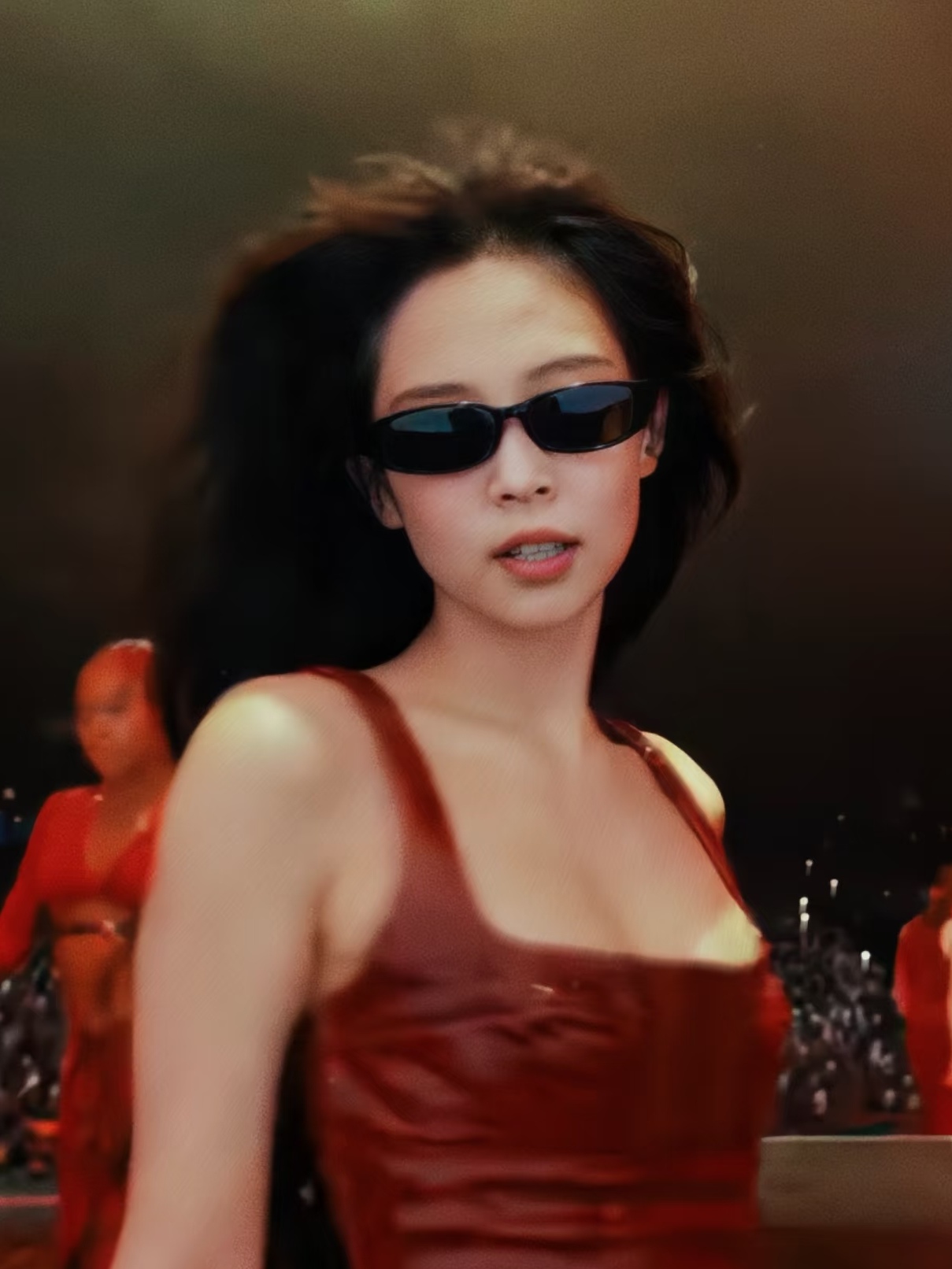Street Fashion Pose - Lunettes de soleil vintage Jennie Concert