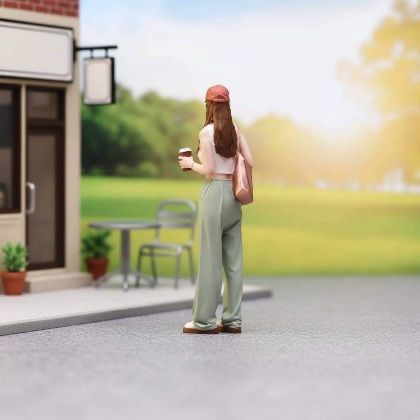 Figurine de fille tenant un ca - Street Fashion Pose avis et prix